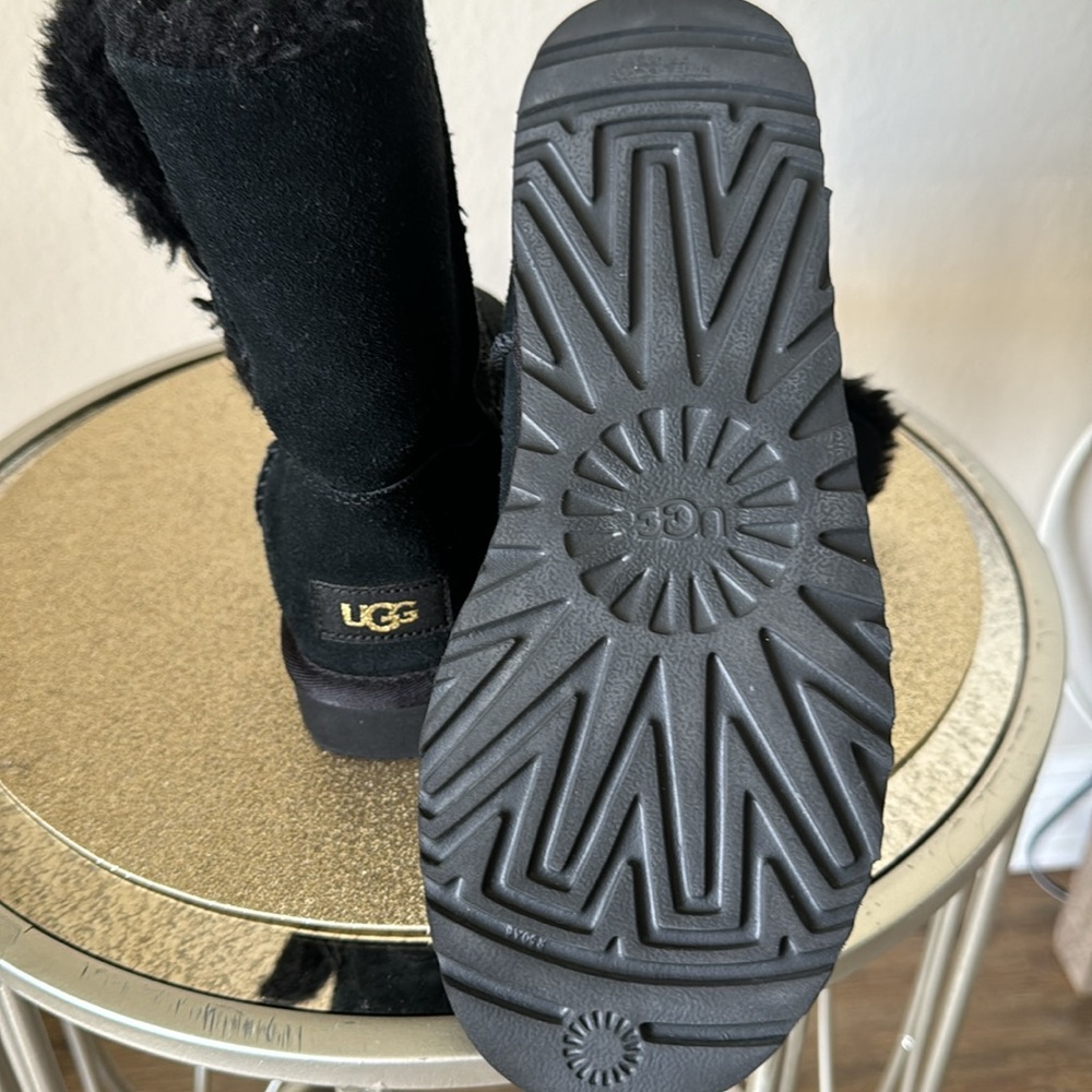 New UGG Size:6 Color: Black NWOT